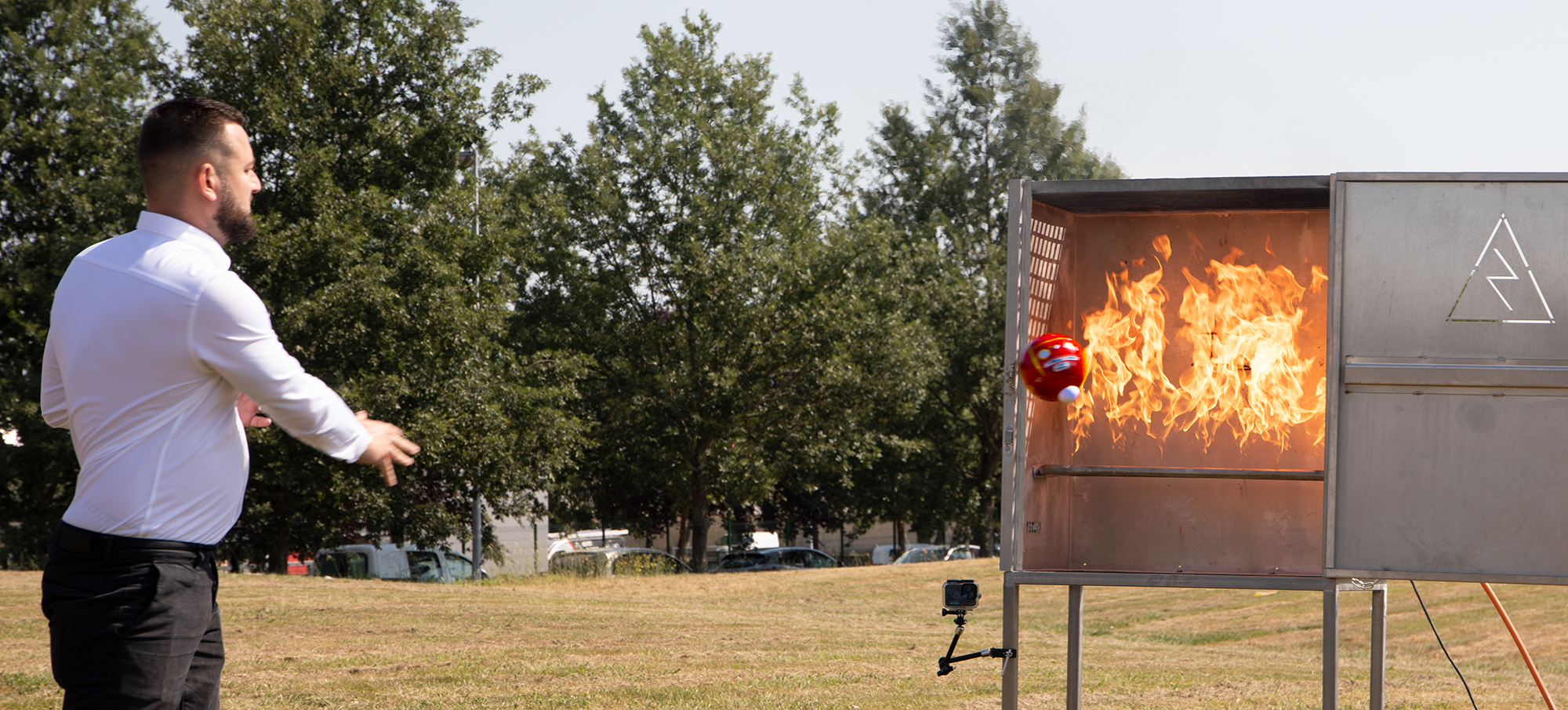 La boule arrive sur le feu