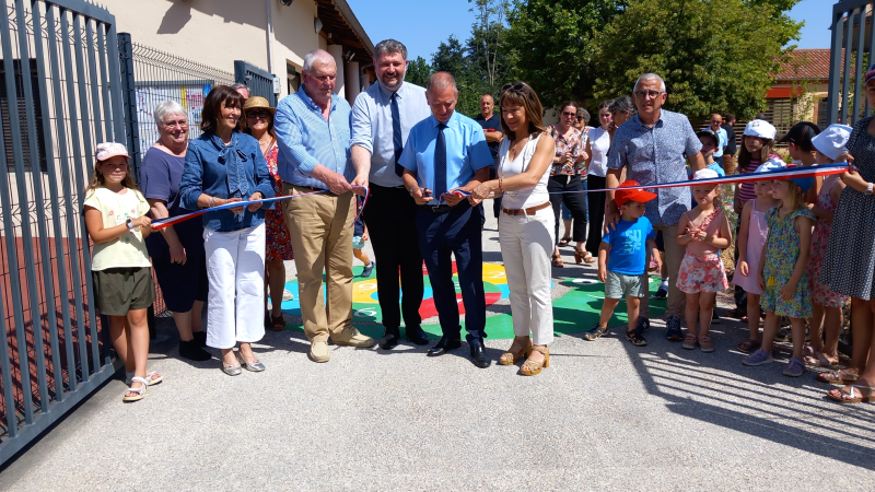 L'école primaire a inauguré  la cour  après une totale rénovation axée sur sa végétalisation