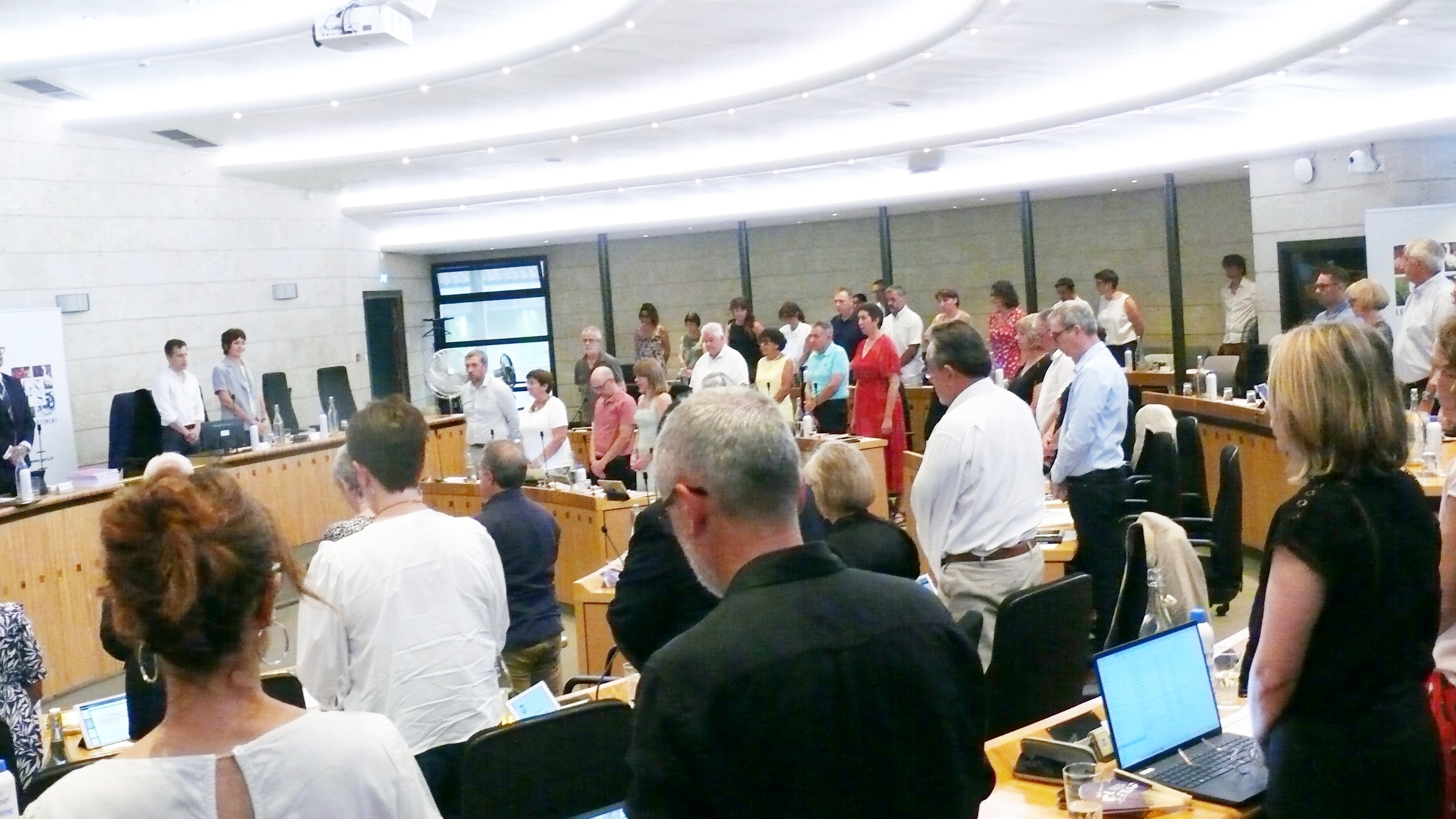 Minute de silence en hommage à Lyhanna.