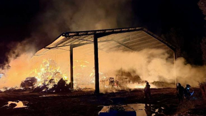 Un incendie détruit un hangar de 1 600 m2 et ses panneaux photovoltaïques,