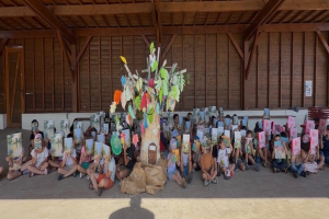 Un livre  dédicacé offert à chacun des 102 élèves de l'école , fin du projet  " par Monts et Par Mots)