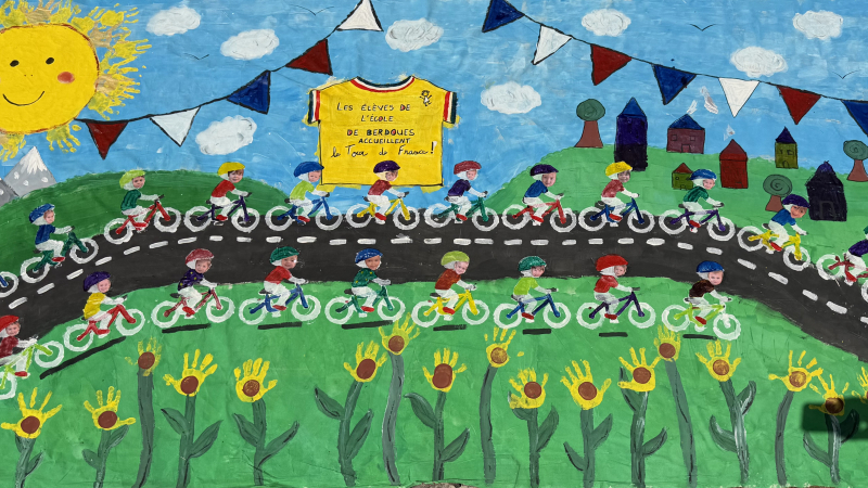 Fresque réalisée par l'école maternelle de Berdoues pour le tour de France