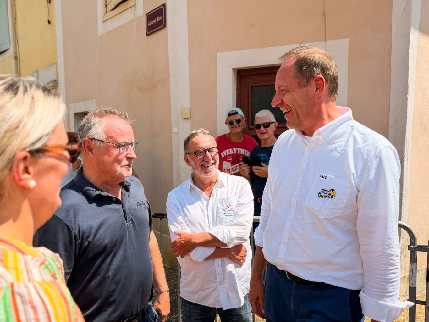 A Bassoues, Philippe Dupouy  a accueilli Christian Prudhomme. Photo : CD 32.