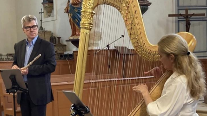 Une parenthèse musicale à la harpe et à la flûte à La Légende Irlandaise