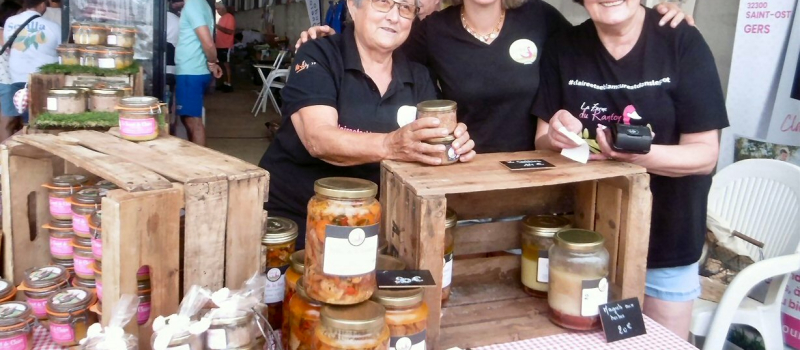 Marché à la ferme   avec les anciens candidats de l'Amour est dans le Pré