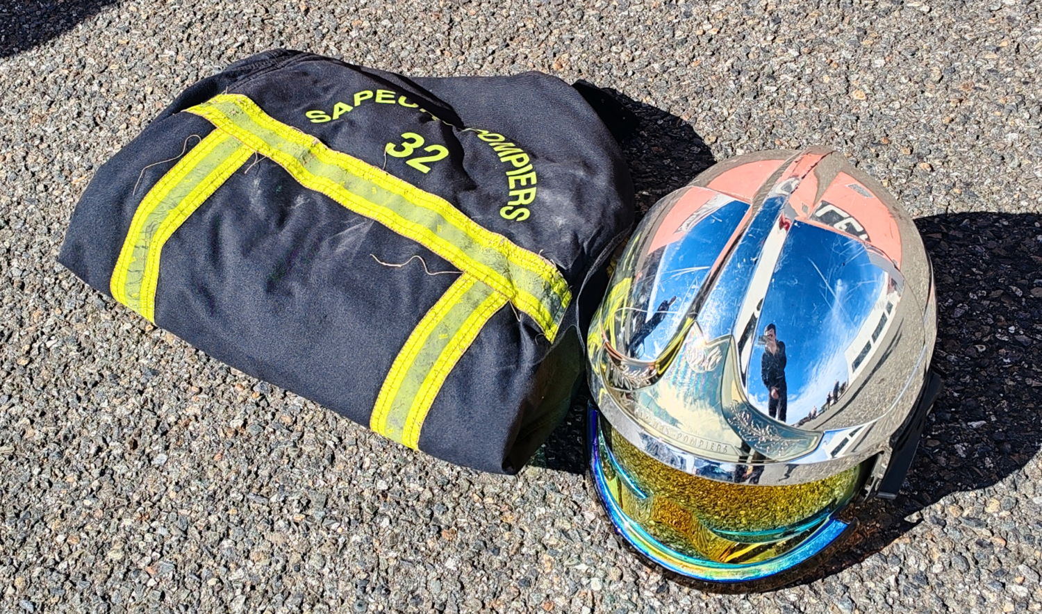 Les casques et bips déposés devant le centre de secours