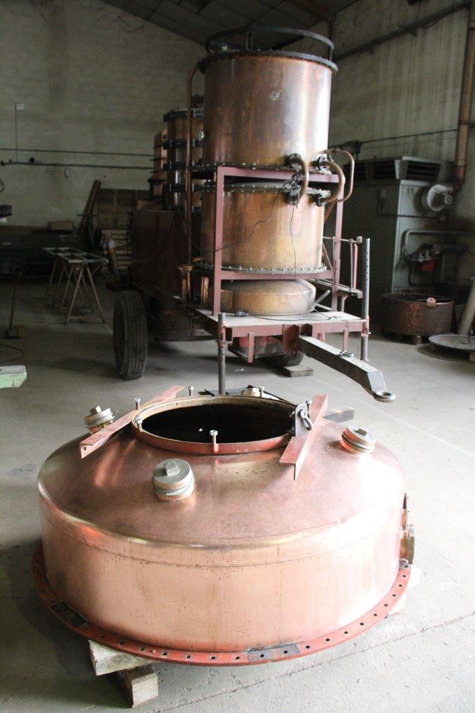 Un distillateur en cuivre d'alambic