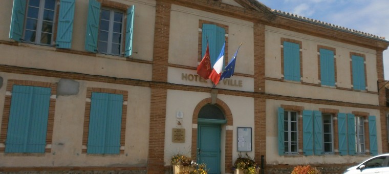 La maison comuna de Mervila - La mairie de Merville.jpg