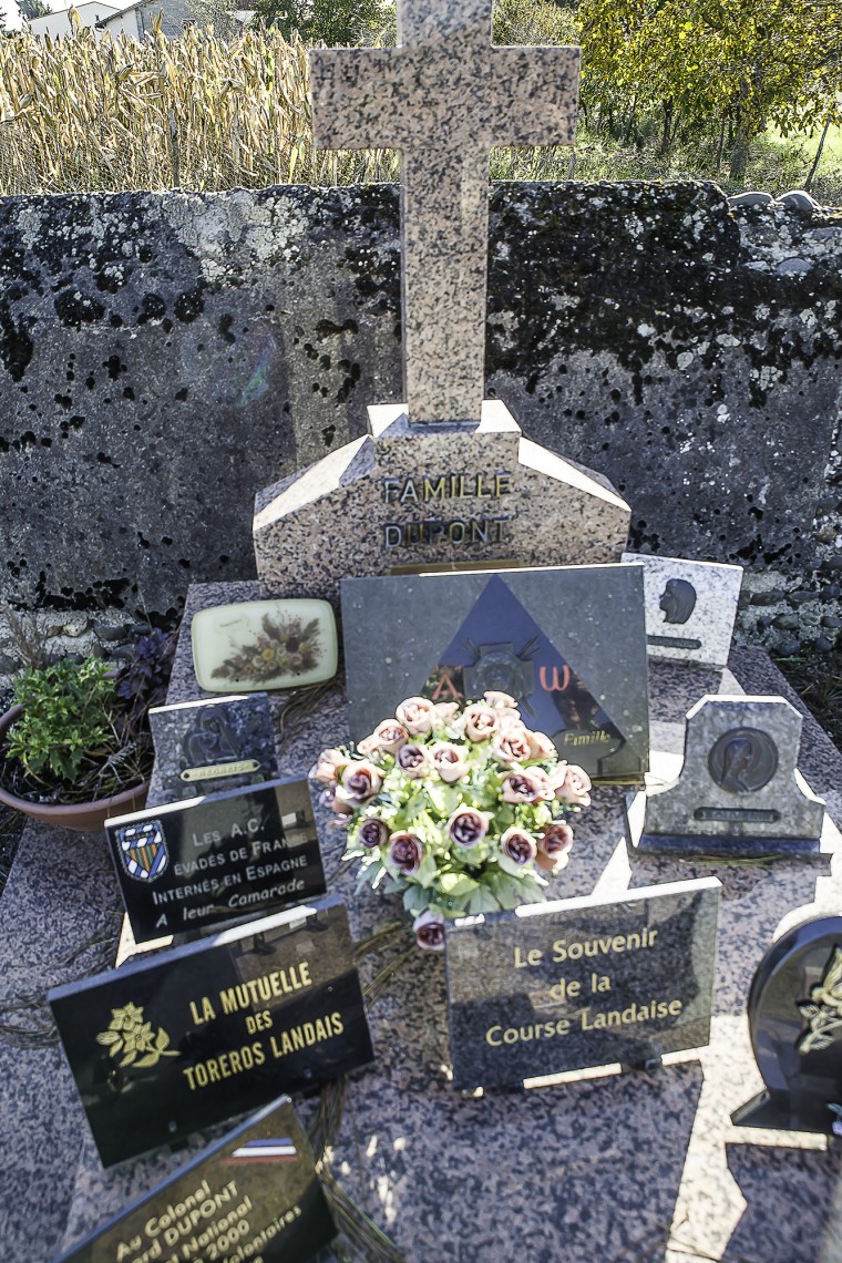 La tombe du collonel Dupont au cimetière de Tarsac 1bis 221015.jpg